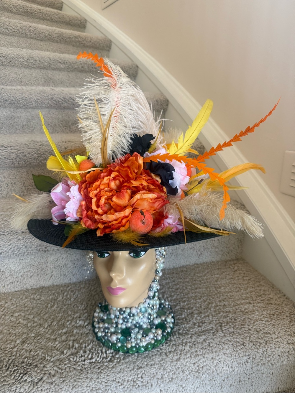 Black Wide-Brim Floral Feather Hat -mango